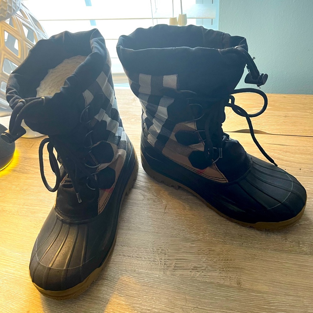 BURBERRY Insulated  Rubber Sole Rain Boots/Snow Boots 7.5 US Bungee